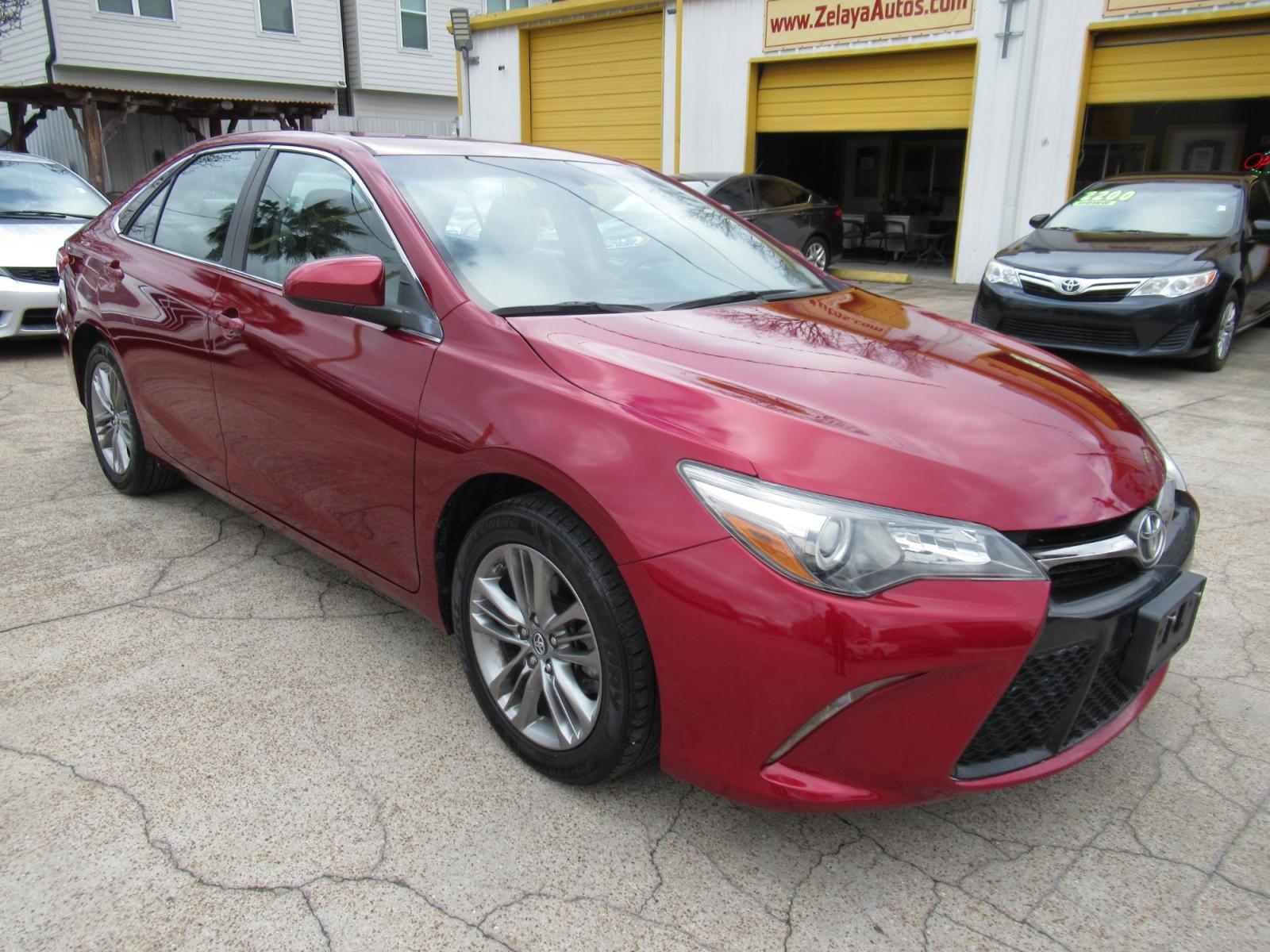 2016 Red /Gray Toyota Camry SE (4T1BF1FK0GU) with an 2.5L L4 DOHC 16V engine, Automatic transmission, located at 1511 North Shepherd Dr., Houston, TX, 77008, (281) 657-1221, 29.798361, -95.412560 - 2016 TOYOTA CAMRY SE VIN: 4T1BF1FK0GU603177 4 T 1 B F 1 F K 0 G U 6 0 3 1 7 7 SEDAN 4 DR 2.5L I4 F DOHC 16V GASOLINE FRONT WHEEL DRIVE - Photo #20